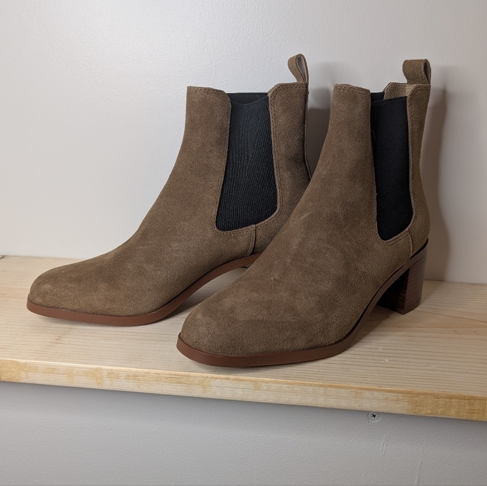 NIB Steve Madden Rockwell Cognac Suede‎ Chelsea Boots Chunky, Stacked Heels